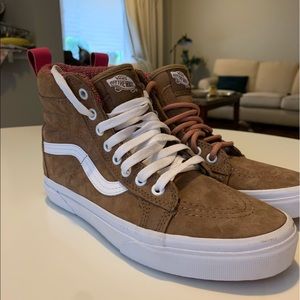 Tan/brown high top women’s vans size 8